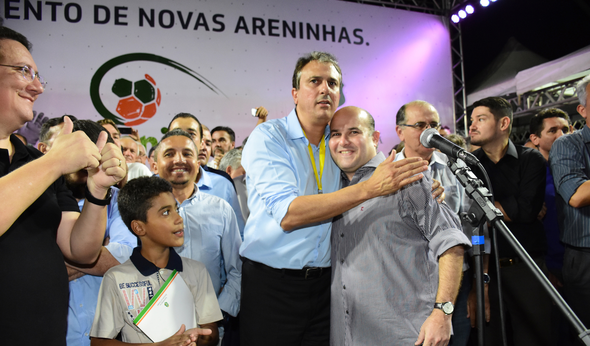 Camilo Santana abraça roberto Cláudio no palco